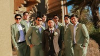 Ranggaz Laksmana bersama groomsmen. Foto: Instagram @thariqhalilintar
