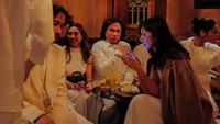 Keanu Agl juga menjadi salah groomsmen, duduk bareng Vidi Aldiano, Sheila Dara Aisha, dan para tamu lainnya pada momen welcome dinner. Foto: Instagram @thariqhalilintar