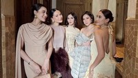Pesta pernikan cowok yang dijuluki Pangeran Jaksel ini hanya dihadiri sahabat terdekat dan keluarga inti. Penampilan Aaliyah Massaid, Alyssa Daguise, Mahalini, BCL, dan Dindra Nashriyah Putri di hari H pernikahan Ranggaz dan Anggie. Foto: Instagram @aaliyah.massaid