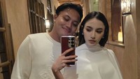 Rizky Febian yang menjadi groomsmen Ranggaz Laksmana juga datang bersama Mahalini. Foto: Instagram @mahaliniraharja