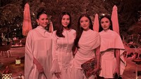 Saat welcome dinner, Aaliyah Massaid (kedua dari kiri) dan Mahalini (keempat dari kiri) sama seperti tamu lainnya, memakai baju serba putih. Mereka sama-sama memilih menggunakan mini dress. (Foto: Instagram @aaliyah.massaid)