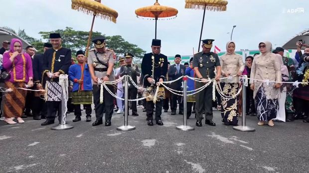 Rangkaian upacara dan pemotongan pita pembukaan kegiatan HUT Kaltim ke-69. (Dokumentasi Adpim Pemprov Kaltim)