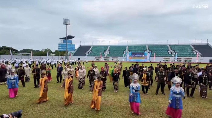 Rangkaian upacara dan pemotongan pita pembukaan kegiatan HUT Kaltim ke-69. (Dokumentasi Adpim Pemprov Kaltim)