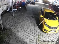 Sejoli Terekam CCTV Berbuat Asusila dalam Mobil di Depan Klinik Palembang