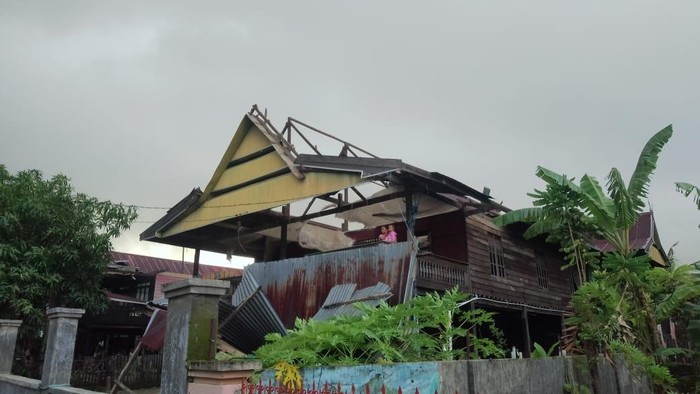 BPBD Barru melaporkan 25 rumah rusak akibat angin kencang di Kelurahan Palanro. Tim masih melakukan pendataan dan penyaluran bantuan kepada warga terdampak.