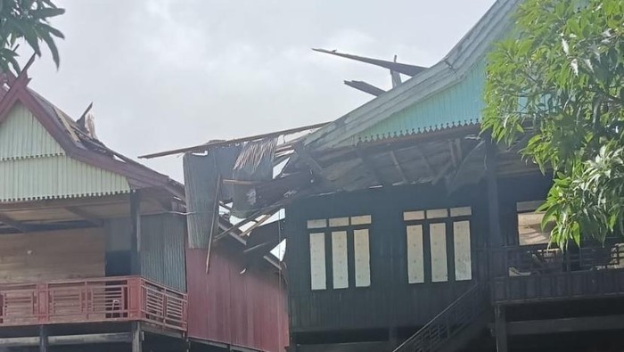 Rumah warga di Barru rusak diterjang angin kencang.