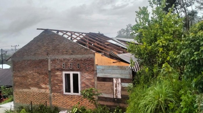 Hujan-Puting Beliung Terjang Taput, 70 Rumah Rusak dan 69 Terendam