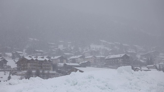 Skiers descend a slope during snowfall, ahead of the Milan-Cortina 2026 Winter Olympics in Livigno, Italy, January 8, 2026. REUTERS/Yara Nardi