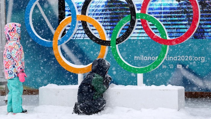 Skiers descend a slope during snowfall, ahead of the Milan-Cortina 2026 Winter Olympics in Livigno, Italy, January 8, 2026. REUTERS/Yara Nardi