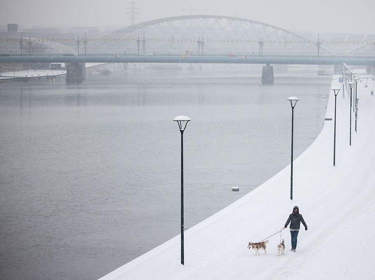Salju Tebal Selimuti Krakow, Musim Dingin Polandia Kian Ekstrem
