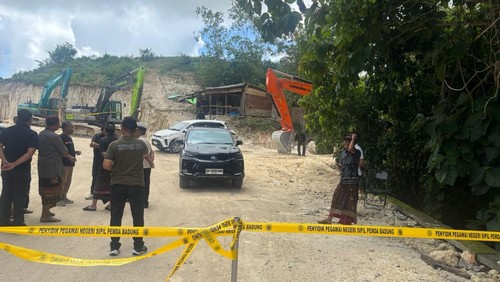 Satpol PP Badung memasang garis di lokasi penataan lahan di Jalan Ocean Blue, Kelurahan Benoa, Kecamatan Kuta Selatan, Jumat pagi (9/1/2026). (Dok. Satpol PP Badung)