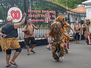 Tolak Kepala Daerah Dipilih DPRD, Seniman Jogja Aksi Teatrikal di Gedung Agung