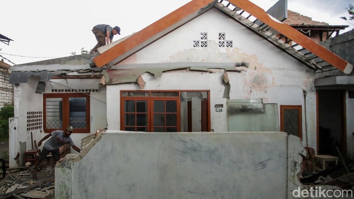 Sejumlah pekerja membongkar rumah warga saat eksekusi pengosongan 12 rumah di Perumahan Puri Asih Sejahtera, Bekasi, Jawa Barat, Jumat (9/1/2026).