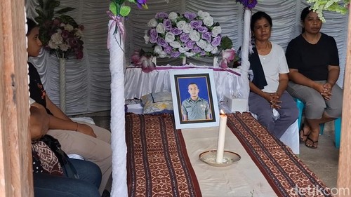 Suasana rumah duka Praka Satria Tino Taopan di Kelurahan Oepura, Kecamatan Maulafa, Kota Kupang, NTT, Jumat (9/1/2026). (Foto: Yufengki Bria/detikBali)
