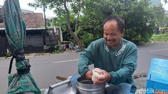 Cerita Sugeng Jajakan Es Puter Keliling di Surabaya Sejak 1990