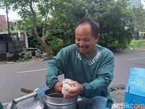 Cerita Sugeng Jajakan Es Puter Keliling di Surabaya Sejak 1990
