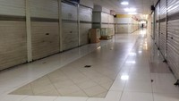 Perubahan pola belanja masyarakat dinilai menjadi salah satu faktor utama yang membuat penyewa satu per satu meninggalkan Tamini Square. Transaksi online yang lebih praktis dan efisien perlahan menggerus minat berbelanja langsung di pusat perbelanjaan ini.  