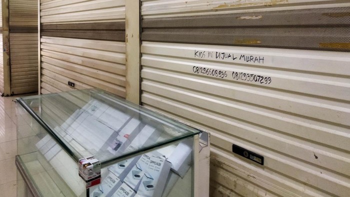 Tamini Square Terlihat Sepi, Deretan Toko Tutup Mendominasi Suasana sepi terlihat di Tamini Square, Jakarta Timur, pada Jumat (9/1/2026), dengan banyak toko tutup dan pintu besi tertutup rapat berjajar di sepanjang lorong.