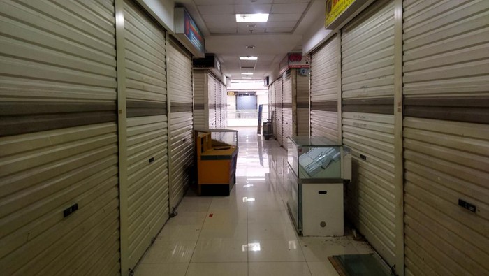 Tamini Square Terlihat Sepi, Deretan Toko Tutup Mendominasi Suasana sepi terlihat di Tamini Square, Jakarta Timur, pada Jumat (9/1/2026), dengan banyak toko tutup dan pintu besi tertutup rapat berjajar di sepanjang lorong.