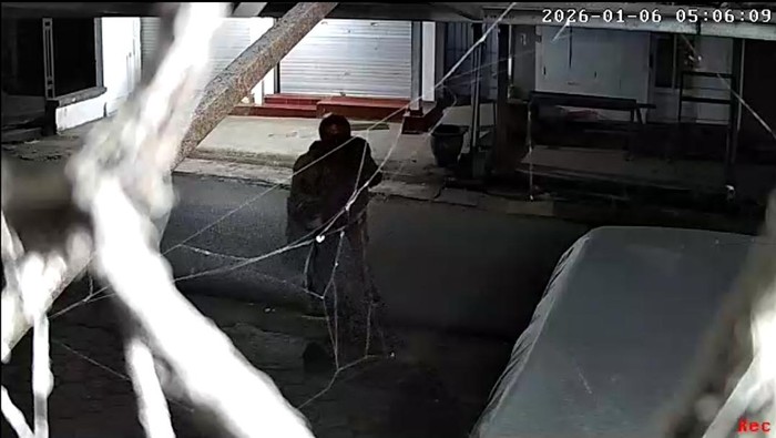 Tangkapan layar rekaman CCTV seorang emak-emak jadi korban jambret di Desa Pujon Lor, Kecamatan Pujon, Kabupaten Malang.