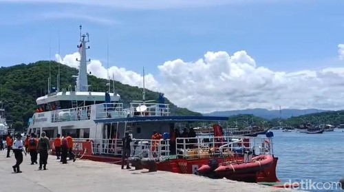 Tim SAR gabungan tiba di Pelabuhan Marina Labuan Bajo, Manggarai Barat, NTT, Jumat (9/1/2026) siang. (Foto: Ambrosius Ardin/detikBali)