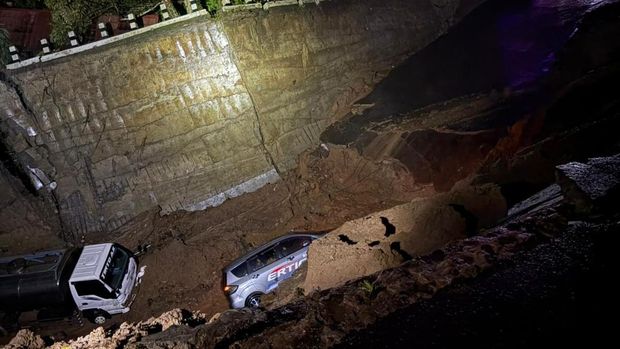 Lokasi longsor di jalan Desa Colo Kecamatan Dawe, Kudus alami longsor, Jumat (9/1/2025).