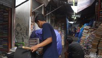 Sejumlah pedagang buku bekas di Kampung Ilmu menyiasati lesunya pembeli dengan menjual melalui online shop. Namun tidak semua melakukan yang sama.