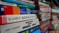 Para pedagang mengakui sejak COVID-19 silam, penjualan buku bekas di Kampung Ilmu masih belum pulih.