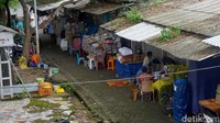 Deretan lapak toko buku bekas tampak sepi pengunjung. Bahkan, tidak ada aktivitas jual beli di dalamnya.