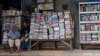 Pantauan detikJatim, sejumlah pedagang buku bekas di Kampung Ilmu Surabaya tetap setia menanti pembeli.