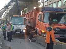 Video: Truk Tabrak Separator Busway di Pancoran, Lalin Arah Semanggi Macet