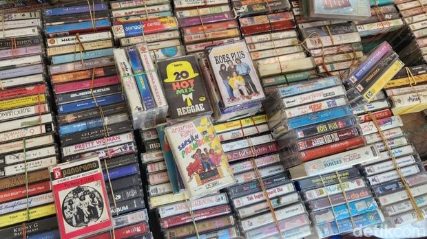 Tumpukan kaset di lapak Pak Priyo di Pasar Beringharjo, Jogja, Selasa (6/1/2026).