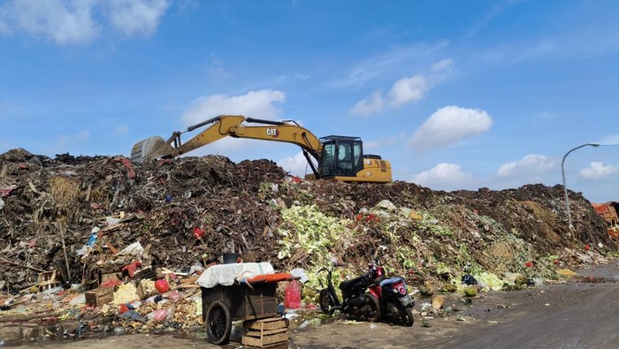 Mulai Diangkut, Begini Penampakan Gunungan Sampah di Pasar Induk Kramat Jati