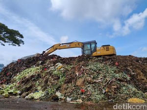 Biang Kerok Sampah di Pasar Kramat Jati Menggunung