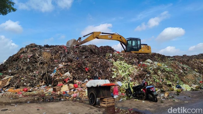 DLH DKI Kerahkan 13 Truk-10 Tronton Angkut Sampah di Pasar Induk Kramat Jati