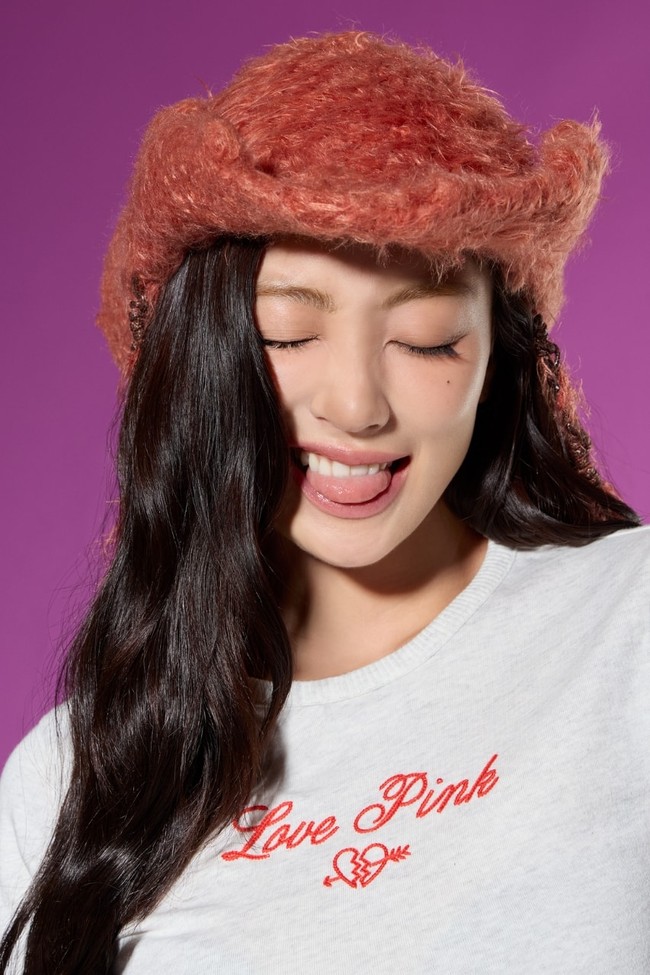 Tak ketinggalan, ada Jihyo TWICE yang memilih konsep Western look. Sang leader memakai Retro Cotton Tee bertuliskan Love Pink (Rp 503 ribu) dengan Mid-Rise Baggy Wide-Leg Pants (Rp 1,5 juta). Topi koboi berwarna coklat menjadi fashion statement. Foto: dok. Victorias Secret