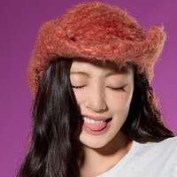 Tak ketinggalan, ada Jihyo TWICE yang memilih konsep Western look. Sang leader memakai Retro Cotton Tee bertuliskan Love Pink (Rp 503 ribu) dengan Mid-Rise Baggy Wide-Leg Pants (Rp 1,5 juta). Topi koboi berwarna coklat menjadi fashion statement. Foto: dok. Victorias Secret