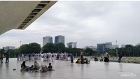 Cawan Monas Jakarta yang dipenuhi pengunjung study tour sekolah.