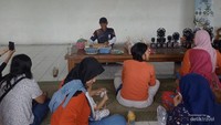Sutiyono saat melatih produk anyaman rumah tangga