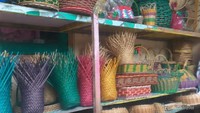 Produknya tersebar luas di rak rak toko souvenir di obyek wisata nusantara