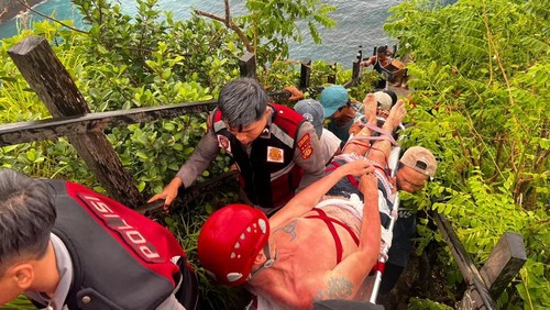 Upaya evakuasi WNA Ceko di Pantai Kelingking, Nusa Penida, Jumat (9/1/2026). (Polsek Nusa Penida)