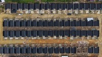 Foto udara yang diambil di Kecamatan Kambu, Kendari, Sulawesi Tenggara, Jumat (9/1/2026), memperlihatkan proses pembangunan unit rumah subsidi di salah satu kawasan perumahan. ANTARA FOTO/Andry Denisah