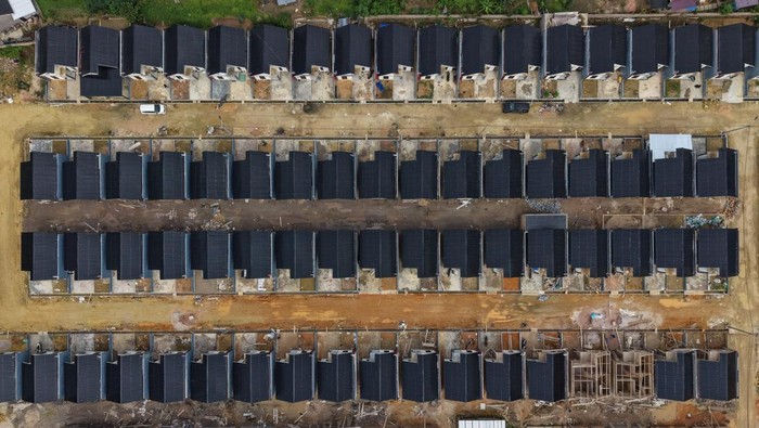 Foto udara proses pembangunan unit rumah subsidi pada salah satu perumahan subsidi di Kecamatan Kambu, Kendari, Sulawesi Tenggara, Jumat (9/1/2026). Badan Pengelola Tabungan Perumahan Rakyat (BP Tapera) menggandeng 20 asosiasi pengembang perumahan untuk memastikan ketersediaan pasokan rumah subsidi bagi masyarakat berpenghasilan rendah (MBR) pada tahun 2026 sekaligus sebagai mitra dalam memberikan pengawasan kepada anggotanya dalam membangun rumah yang berkualitas. ANTARA FOTO/Andry Denisah/YU