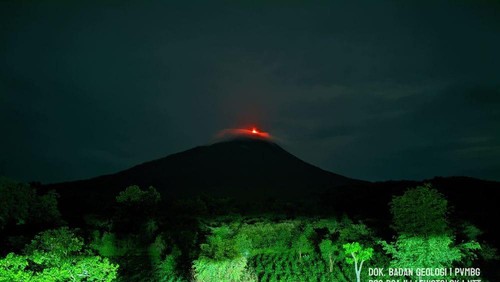 Visual erupsi Gunung Ile Lewotolok di Kabupaten Lembata, NTT, pada Kamis (8/1/2026) malam. (Foto: Dok. PVMBG)