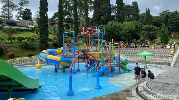 Wahana kolam renang di Taman Rekreasi Selecta Kota Batu. Wahana kolam renang di Taman Rekreasi Selecta Kota Batu.