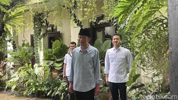 2 Tersangka Tudingan Ijazah Palsu Disebut Pelukan Erat dengan Jokowi