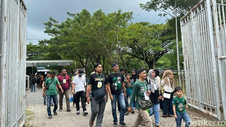 Animo Suporter saat Laga Persebaya Vs Malut United di Stadion GBT