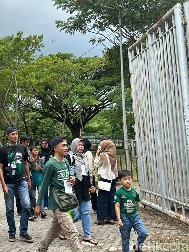 Animo Suporter saat Laga Persebaya Vs Malut United di Stadion GBT