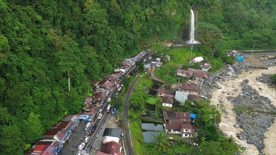 Antrean Panjang Terjadi di Jalur Lembah Anai Pascabencana