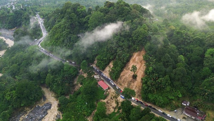 Foto udara sejumlah kendaraan antre menunggu jadwal dibukanya jalan di Lembah Anai, Tanah Datar, Sumatera Barat, Sabtu (10/1/2026). Antrean panjang terjadi mulai dari Kota Padang Panjang hingga ke Kayu Tanam, Padang Pariaman, karena menunggu jadwal jalan mulai dibuka pukul 17.00 WIB hingga pukul 08.00 WIB karena masih ada pengerjaan infrastruktur yang rusak pascabencana banjir bandang dan longsor di kawasan Lembah Anai. ANTARA FOTO/Iggoy el Fitra/rwa.